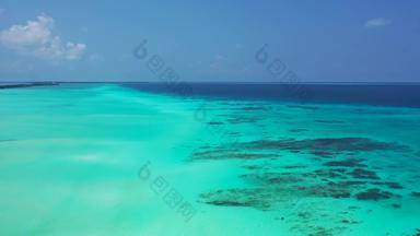 白色沙子岛清晰的翡翠水周围清晰的蓝色的夏天天空巴厘岛印尼